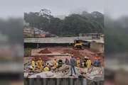 Segundo a Defesa Civil, 3 imóveis próximos foram interditados e passariam por uma nova avaliação técnica