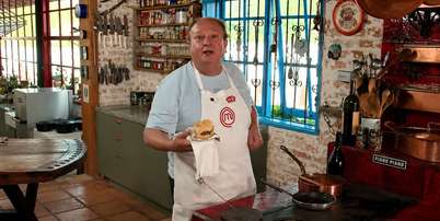 Dei adeus ao iFood depois que aprendi esse hamb&uacute;rguer no p&atilde;o franc&ecirc;s com &Eacute;rick Jacquin, do 'MasterChef Brasil': &eacute; simples e cabe na dieta. Foto: Reprodu&ccedil;&atilde;o, YouTube / Purepeople