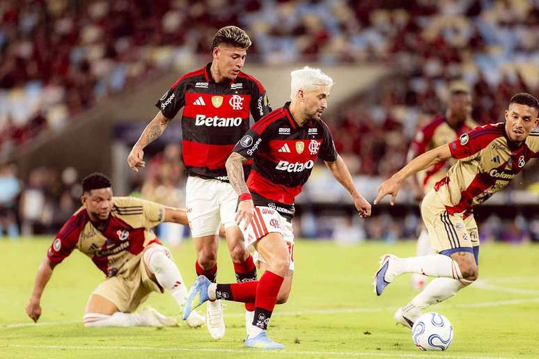 Com 10 estrangeiros, Flamengo se prepara para nova regra da CBF