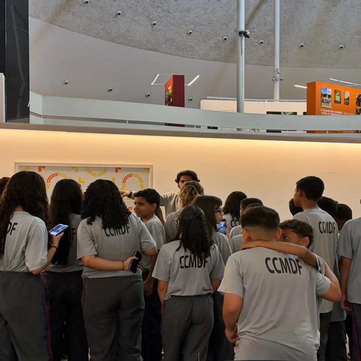Utopias em construção: estudantes conhecem Brasília por fotos e documentos