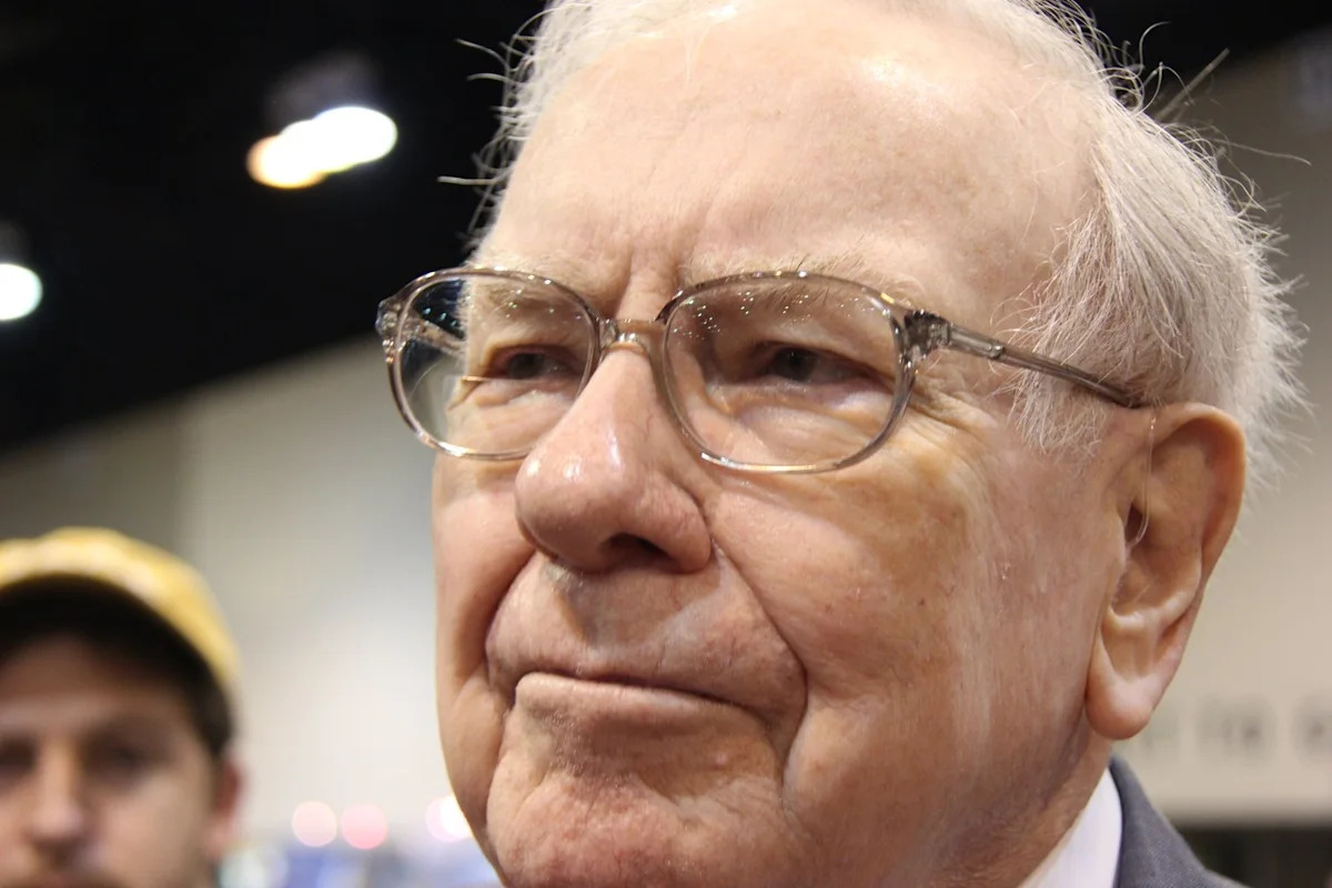 A aposta de Warren Buffett em $35 bilhões na Apple de Tim Cook cresceu para $185 bilhões antes do imposto. Veja o que essa participação diz sobre investimentos de longo prazo.