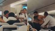Passageiros trocam socos em voo que sa&iacute;a de Londres e filmagem viraliza; veja momento