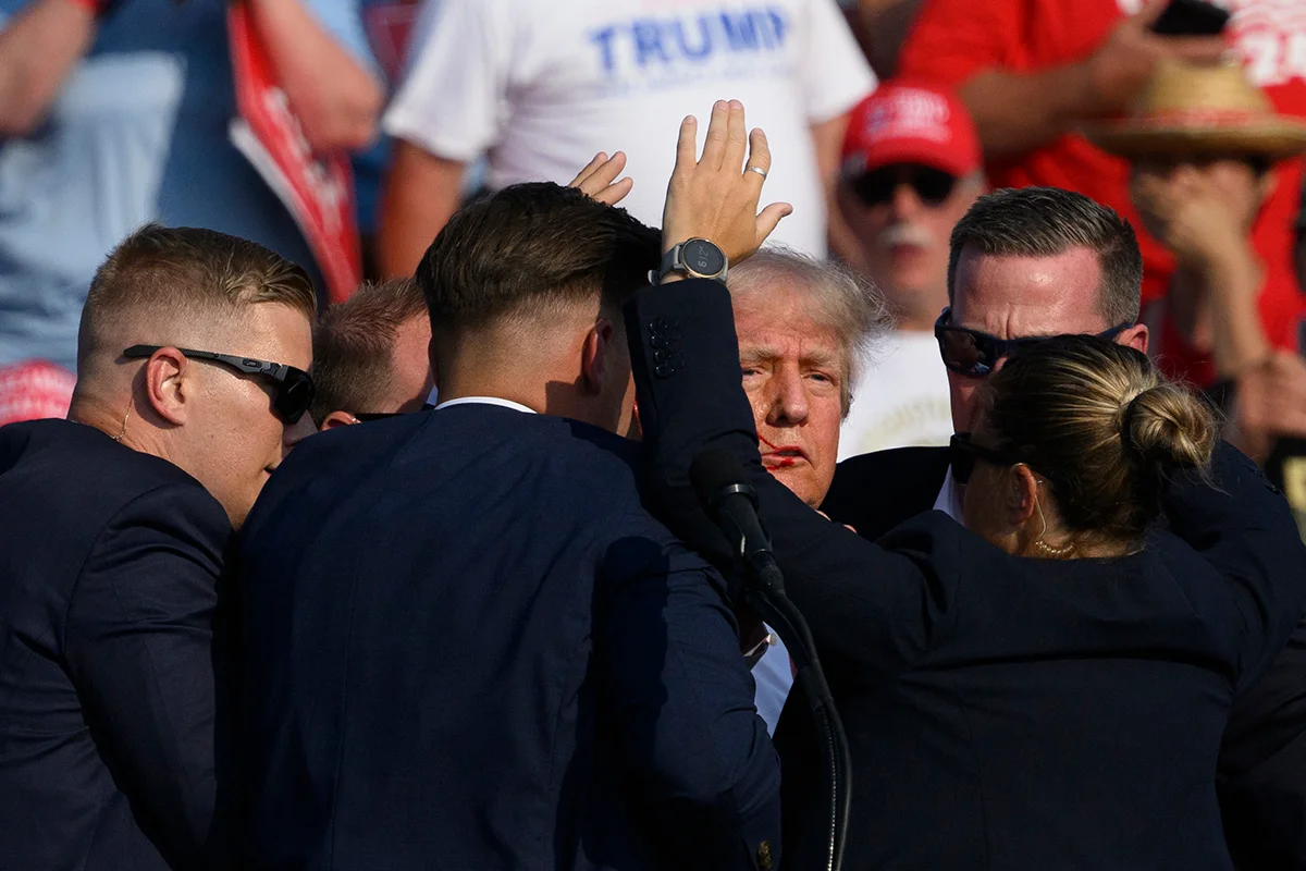 O candidato presidencial republicano, o ex-presidente dos EUA Donald Trump, é levado pelo Serviço Secreto depois que tiros foram disparados em um comício de campanha na Butler Farm Show Inc. em 13 de julho de 2024 em Butler, Pensilvânia