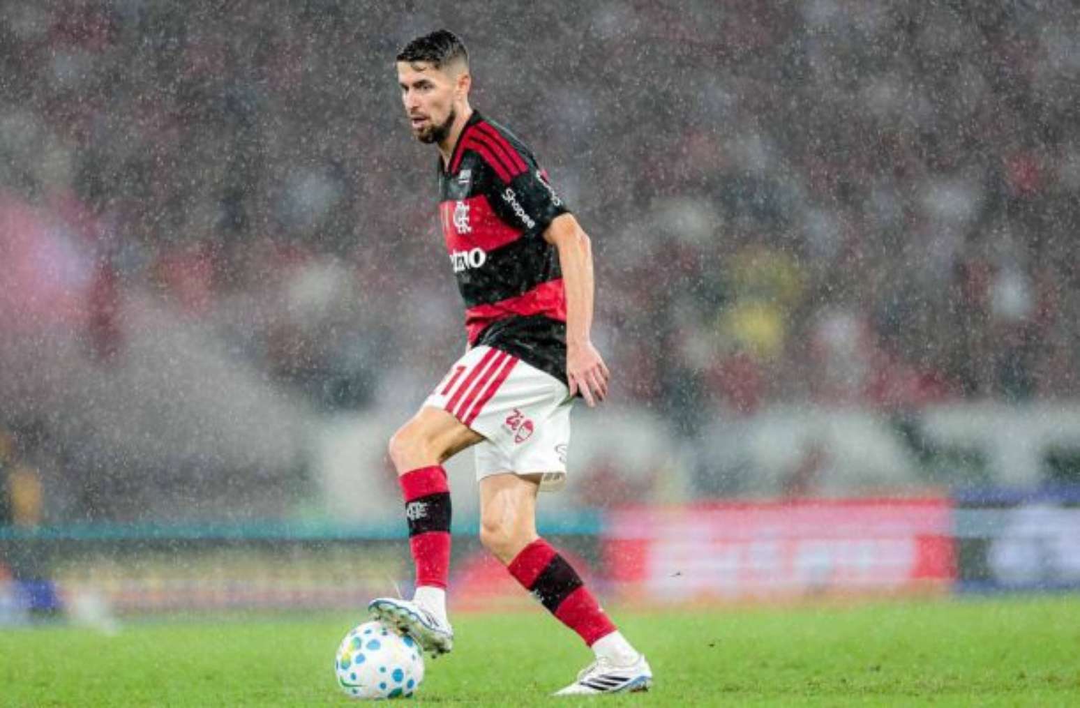 Foto: Gilvan de Souza / Flamengo - Legenda: Volante Jorginho &eacute; um dos que n&atilde;o poder&atilde;o enfrentar o Bragantino pelo Brasileir&atilde;o / Jogada10
