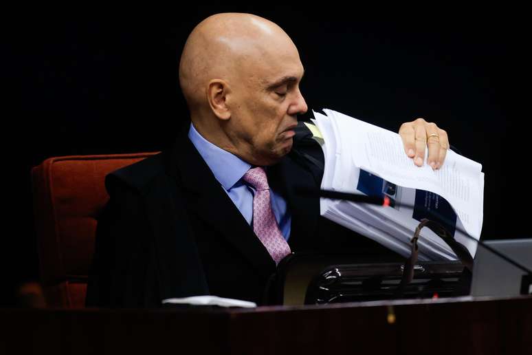 Moraes apresenta defesa de 44 páginas, nega crime e diz que ação de Mendonça é 'vingança' por condenação de 8 de janeiro