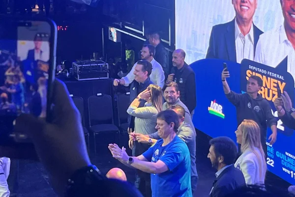 Em agenda, Tarcísio acena a evangélicos com canção gospel: "A Casa é Sua!"