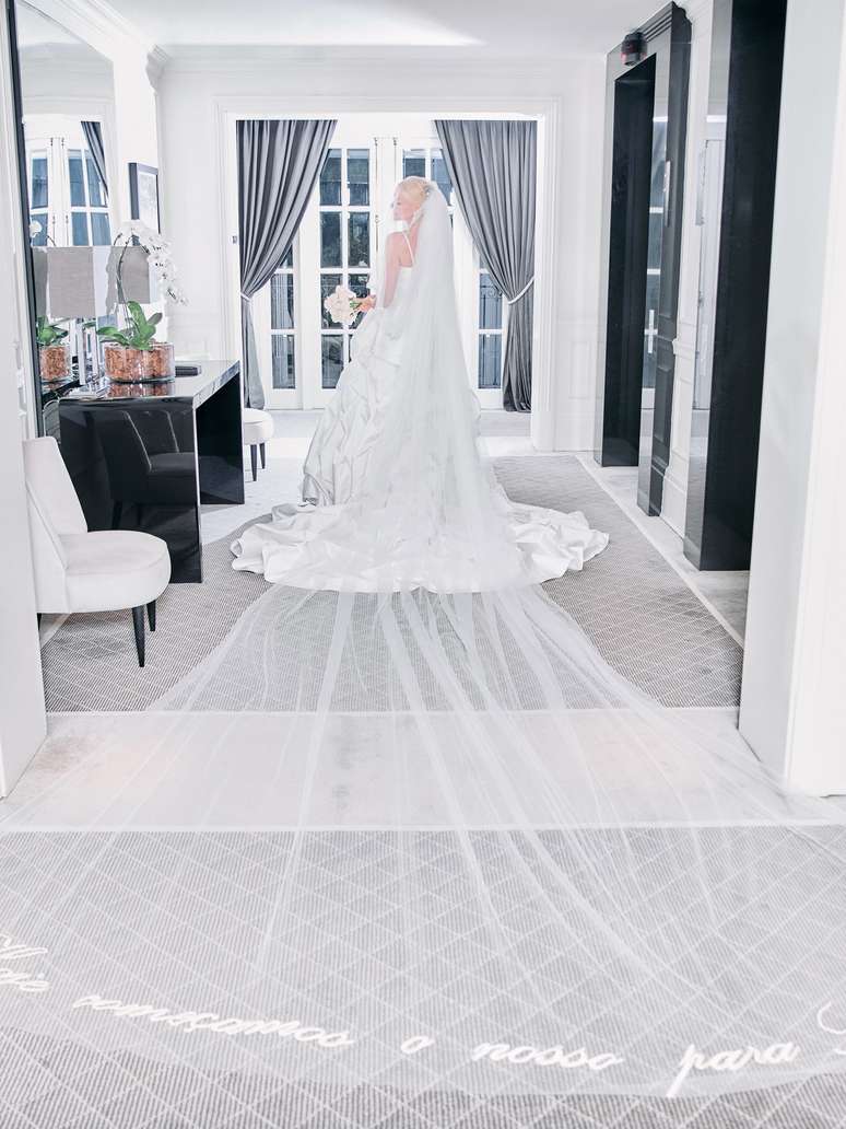 Vestido de noiva de Ana Hickmann teve maxilaço, 40 metros de tafetá e levou 336 horas para ser confeccionado; veja detalhes