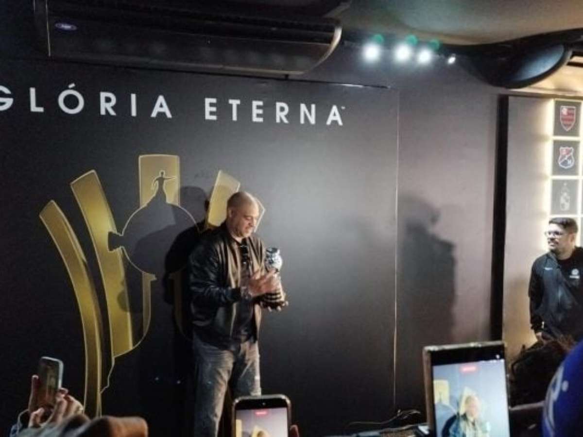 Adriano Imperador recebe homenagem e é tietado na Libertadores Experience