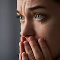 Los expertos en psicología coinciden: las personas que no pueden evitar llorar al discutir no son débiles,