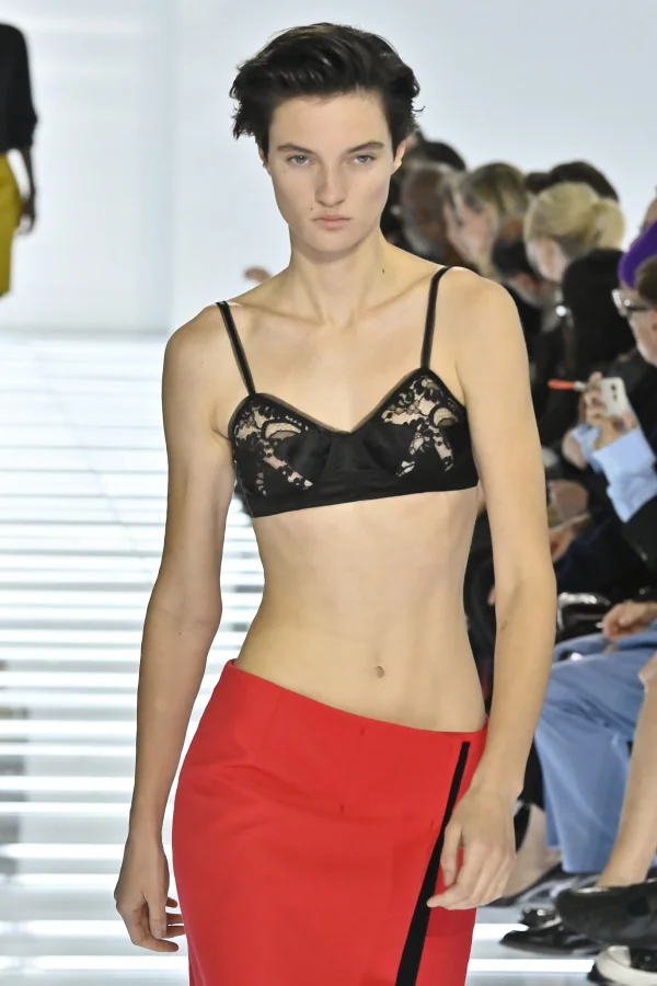 Prada faz das saias protagonistas em coleção que celebra o imperfeito
