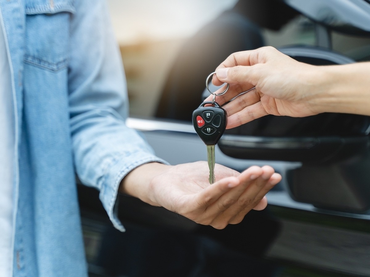 "Não vá sozinho para a revisão": guia para comprar o primeiro carro de jovens compradores