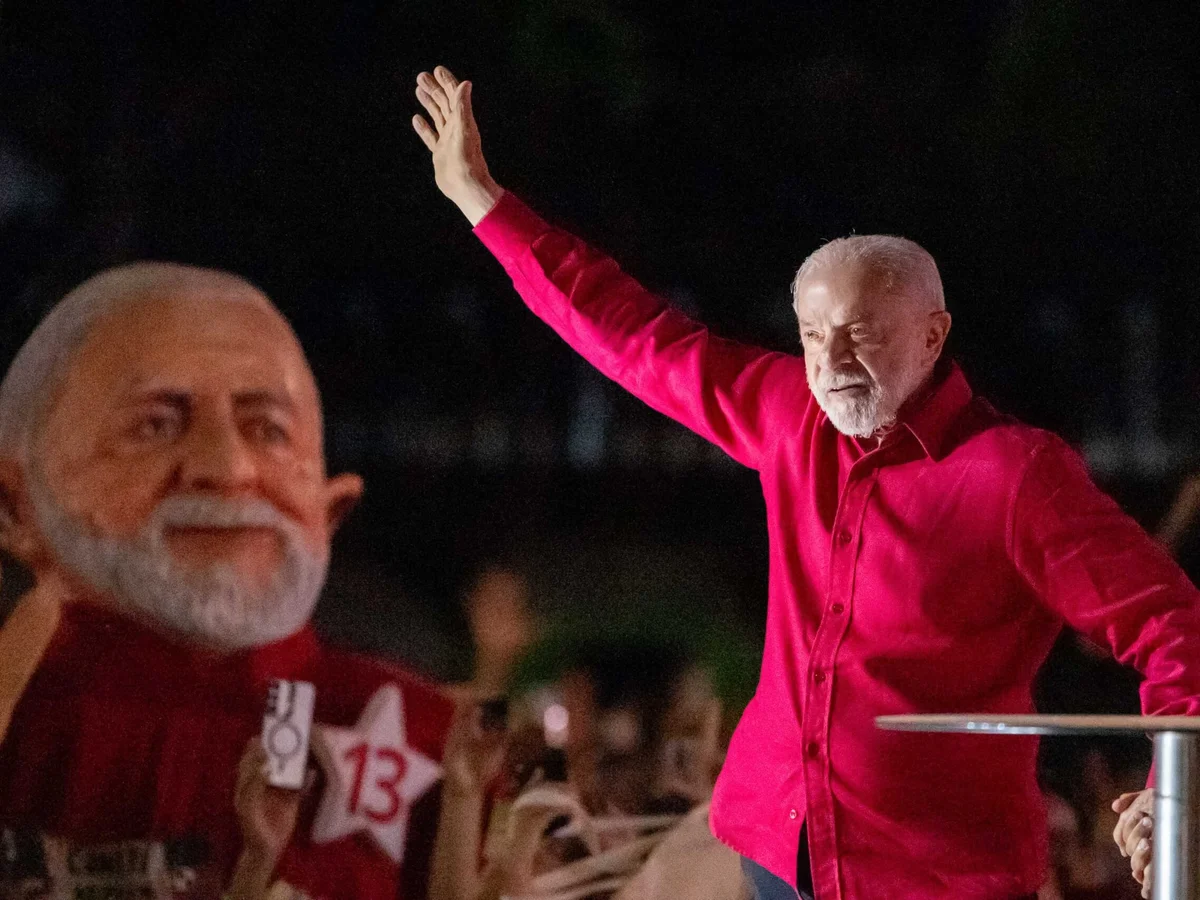 Lula diz que país não comporta político vira-lata que fica de 4 para os EUA