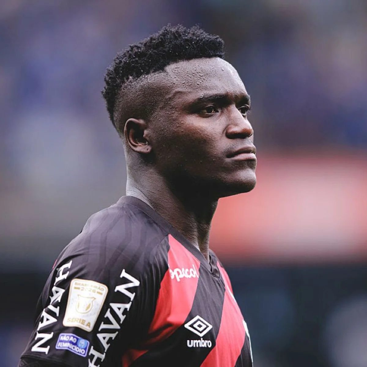 Athletico-PR repudia ataques racistas ao atacante colombiano Kevin Viveros