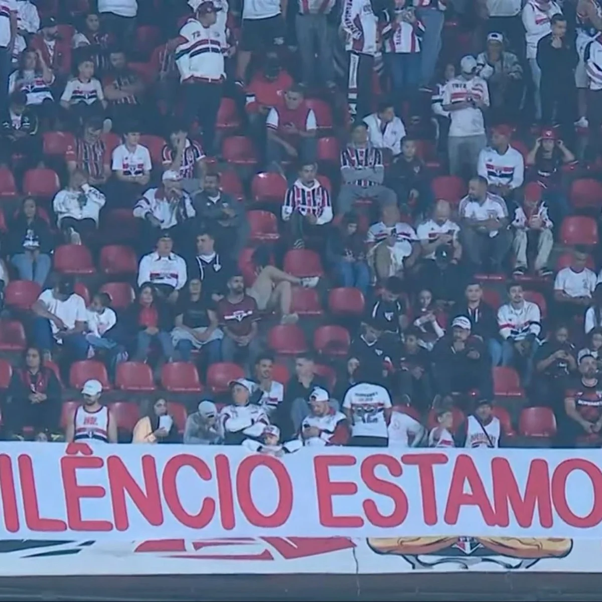 Torcida do São Paulo protesta e faz 15 minutos de silêncio no Brasileirão