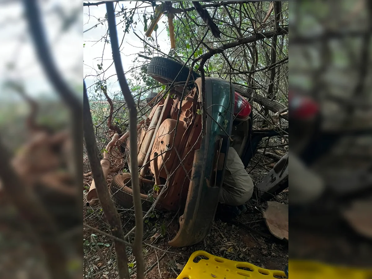 Dois homens morrem após carro capotar na GO-330
