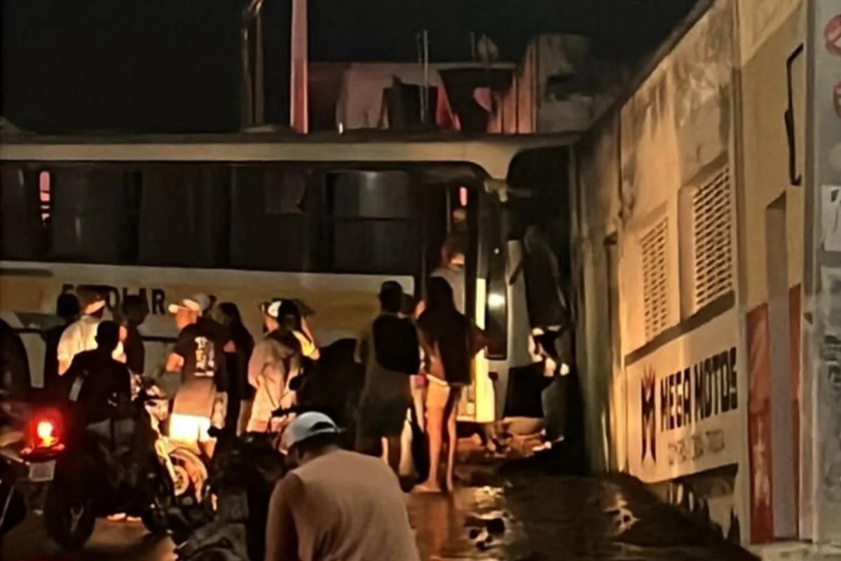 Motorista morre e estudantes ficam feridos após acidente com ônibus escolar
