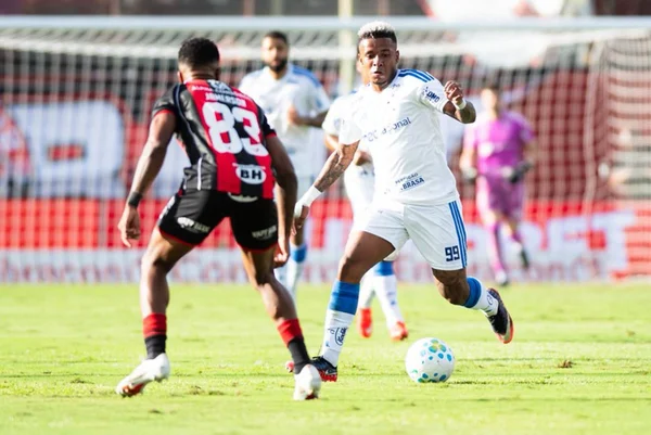 Cruzeiro vence o Vitória de virada e se aproxima do G-4 do Brasileirão - destaque galeria