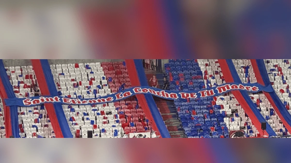 Lyon x Rennes é interrompido por faixa ofensiva e cantos homofóbicos