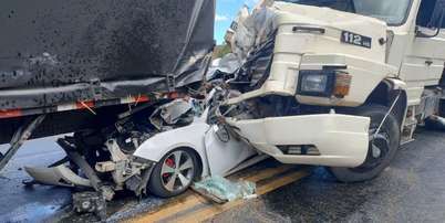 Carro é prensado por carreta e caminhão-baú em rodovia de MG neste domingo, 20; vítimas tiveram apenas ferimentos graves Foto: Divulgação/CBMMG