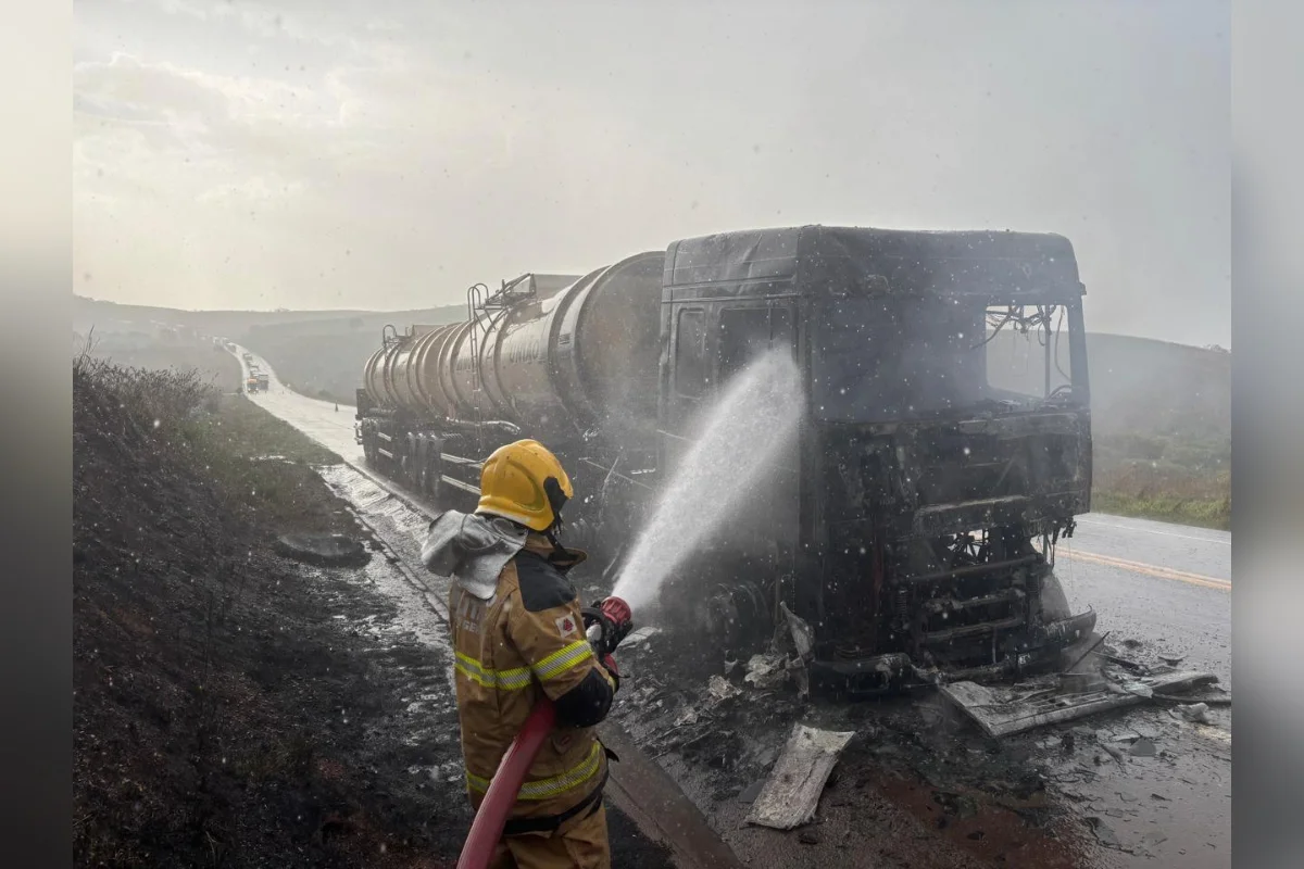 carreta com etanol pega fogo em acidente em rodovia com carga de substância química