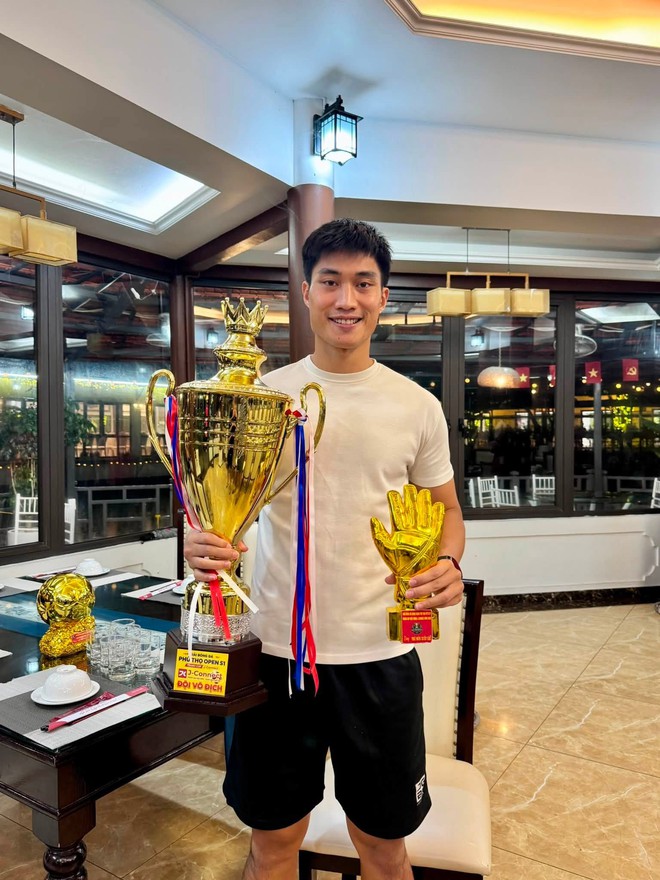 O antigo goleiro da mesma geração de Quang Hải e Văn Hậu: Dirigindo táxi ganha 10 milhões/mês, vida diferente da época em que jogava futebol