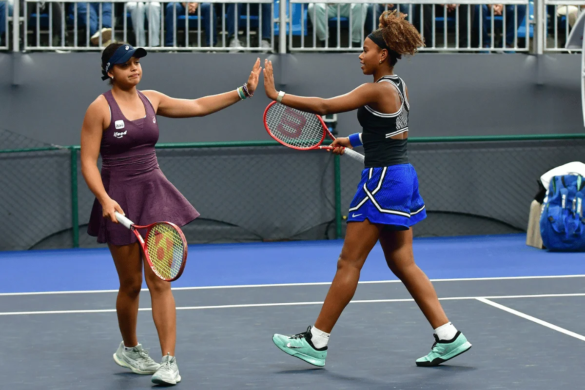 Naná Silva e Victoria Barros em confronto de duplas no SP Open