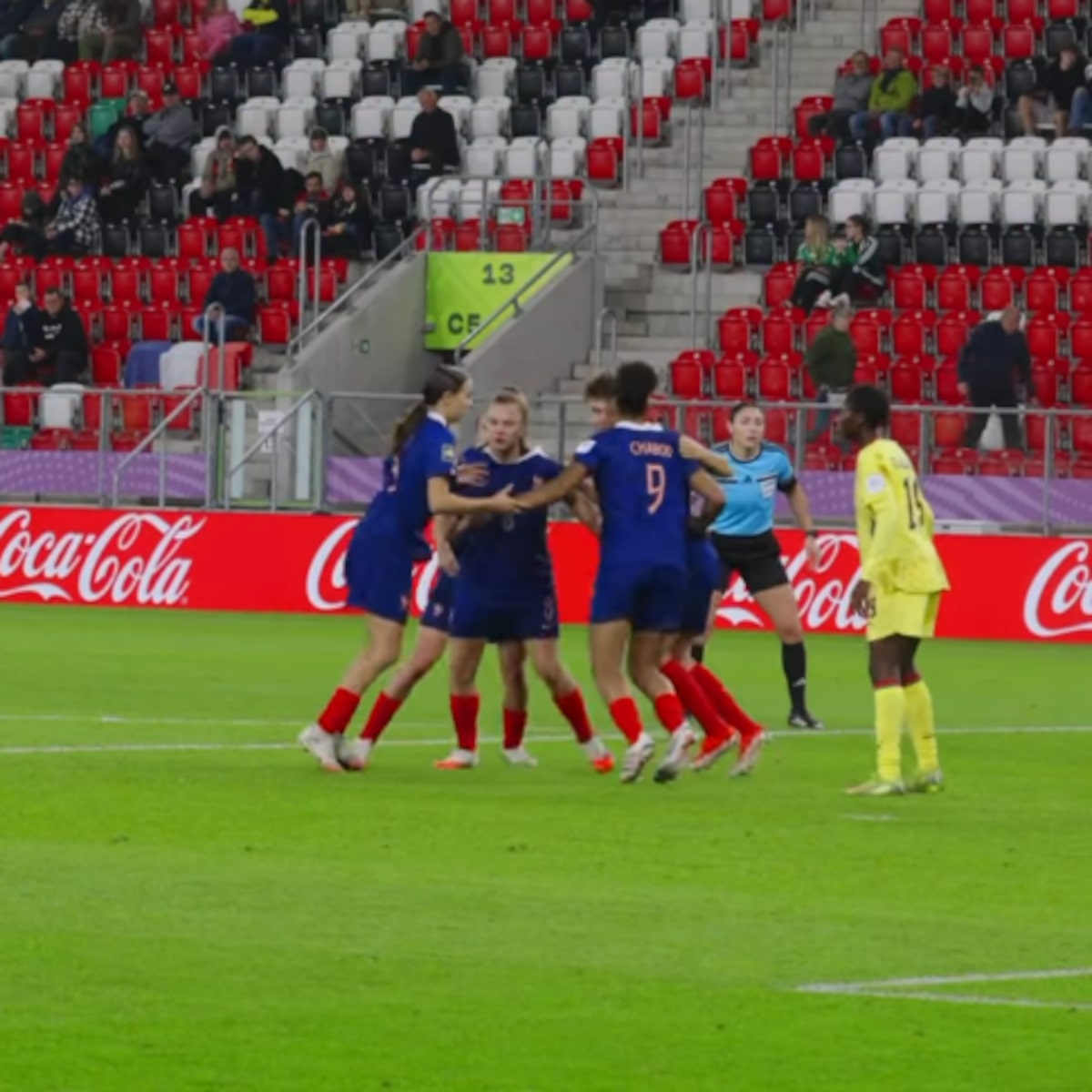 Jogadoras da França fazem ‘ciranda’ e marcam gol inusitado na Copa Feminina Sub-20; veja vídeo
