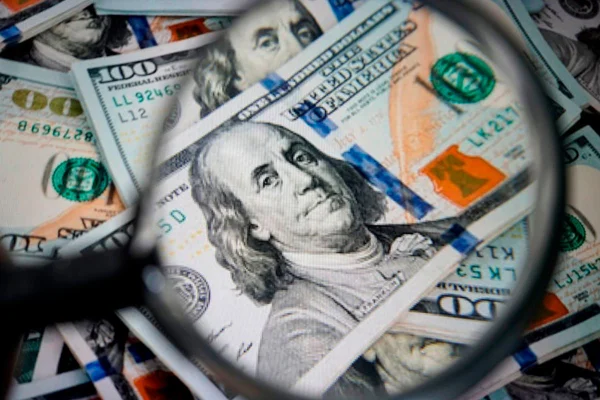 Dólar fica estável com queda do petróleo e apesar de alta dos juros nos EUA