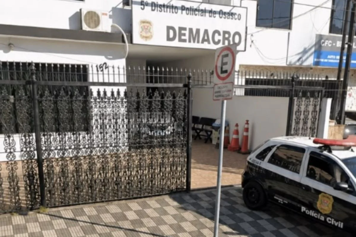 Foto colorida de fachada do 5º Distrito Policial (DP) de Osasco.