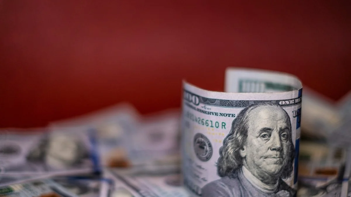 Mercado tenso: dólar cai, mas de olho na crise no STF e nos juros dos EUA