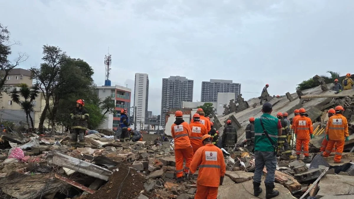 Após 30h, bombeiros seguem em busca de 3 vítimas de desabamento de prédio