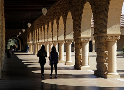 A Universidade de Stanford usou IA para substituir um estudante hispânico por um afro-americano em uma foto promocional