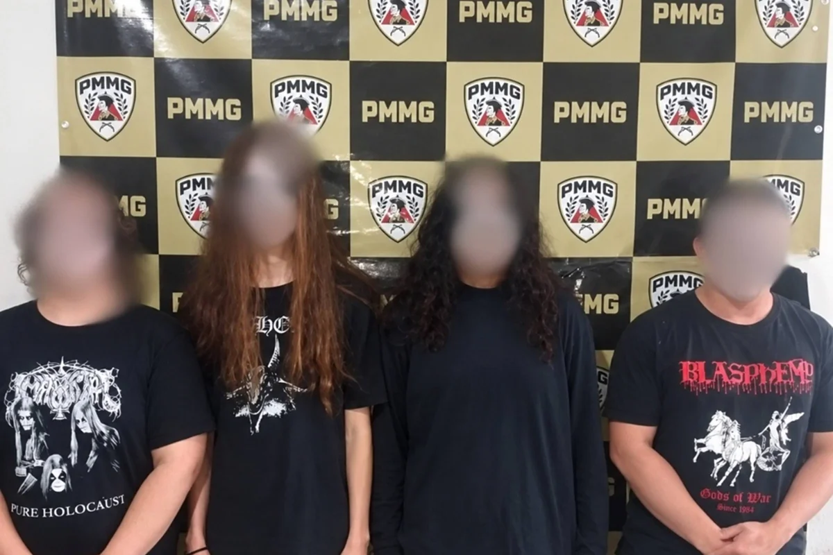 De preto e com rostos pintados, jovens tiram ossos de cemitério mineiro