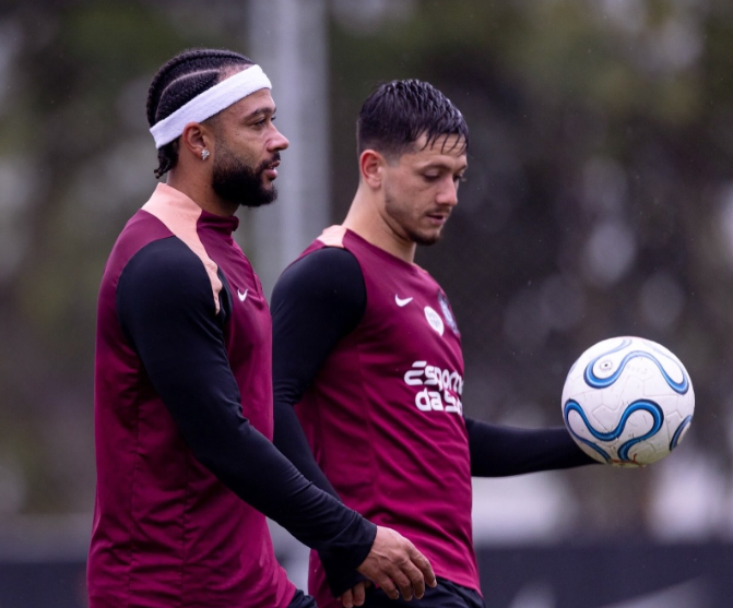 Torcida do Corinthians sai com dó dos jogadores após cobrança no centro de treinamento