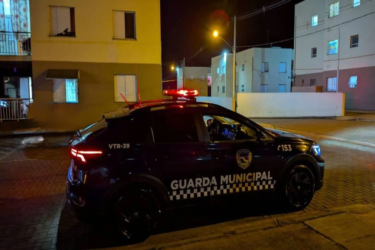 Mãe é presa após deixar filhos sozinhos aos cuidados de idoso com mobilidade reduzida em Botucatu