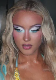 Imagem da matéria: Zara Larsson se revolta após Casa Branca usar música dela em vídeo do ICE