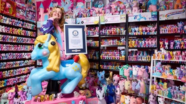 Mulher que não ganhou cavalo na infância quebra recorde com milhares de pôneis de brinquedo