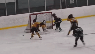 Menino de 11 anos é suspenso de time de hóquei após atingir cabeça de adversário com taco Reprodução/X/@blackhawkce457