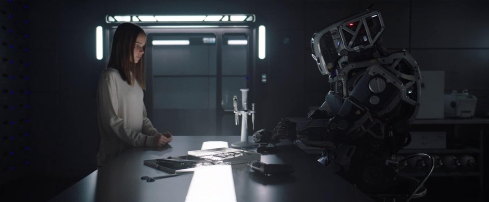 Uma adolescente é criada por um robô em I Am Mother — Foto: Reprodução/IMDb