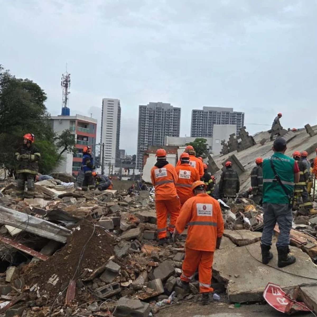 Após 30h, bombeiros seguem em busca de 3 vítimas de desabamento de prédio