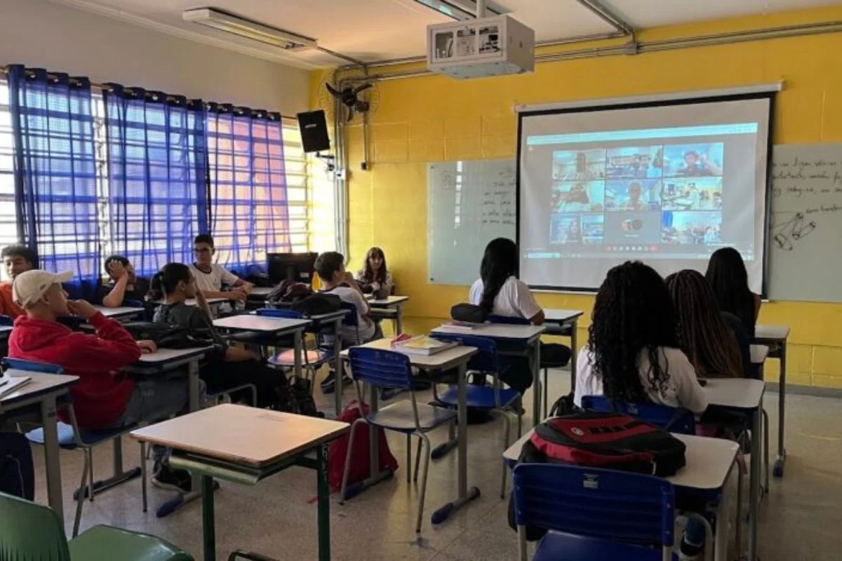 Imagem colorida mostra estudantes em sala de aula em escola municipal da Prefeitura de São Paulo - Metrópoles