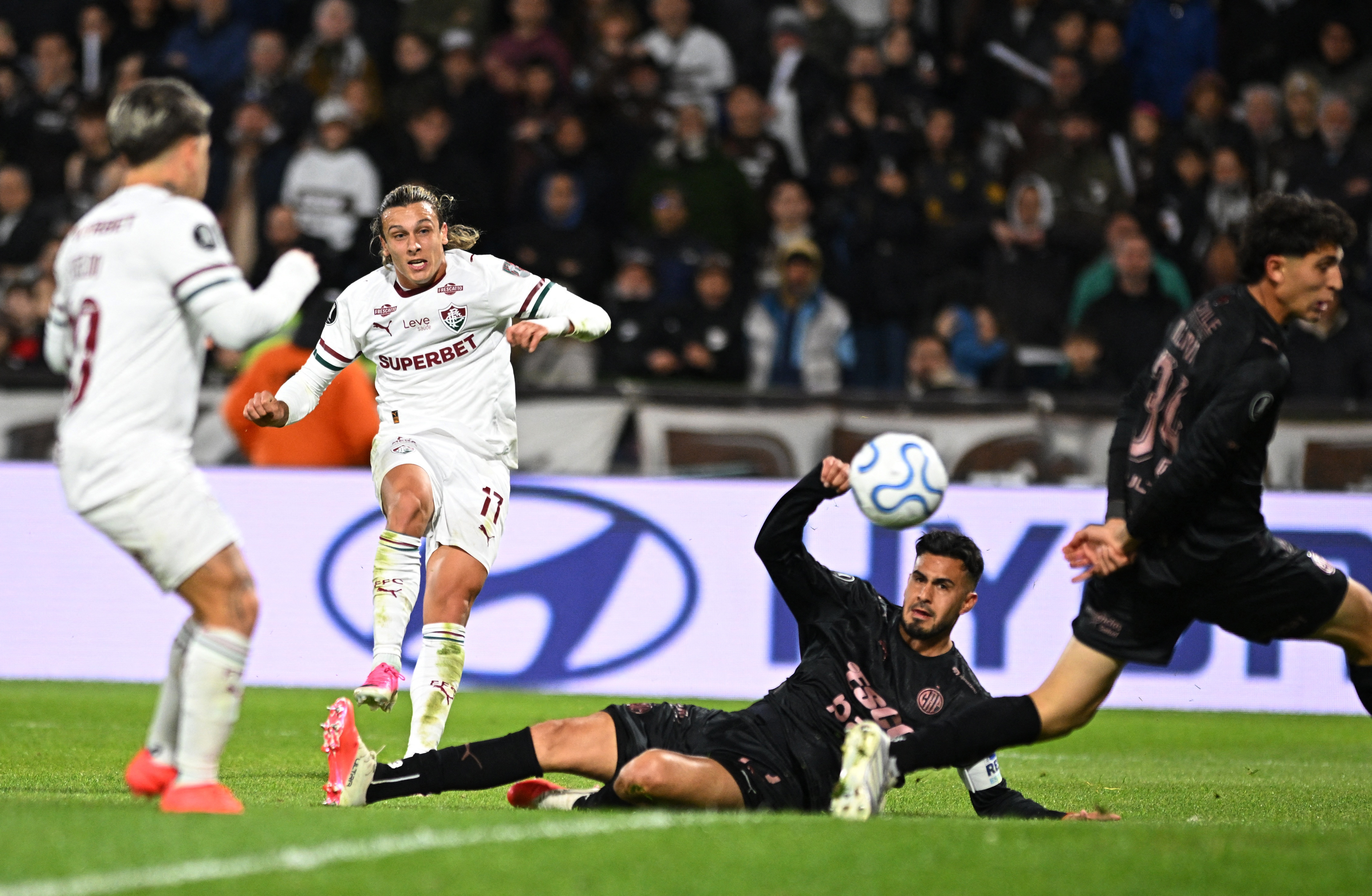 Fluminense supera apagão com brilho de Canobbio e avança à semifinal da Libertadores