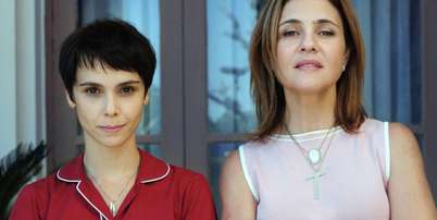 Nina (D&eacute;bora Falabella) e Carminha (Adriana Esteves) de 'Avenida Brasil' Foto: (Divulga&ccedil;&atilde;o: Globo) / Contigo