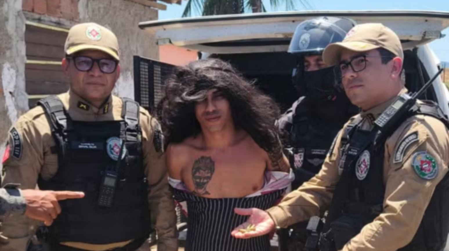 Jorlan foi preso usando vestimentas femininas e uma peruca