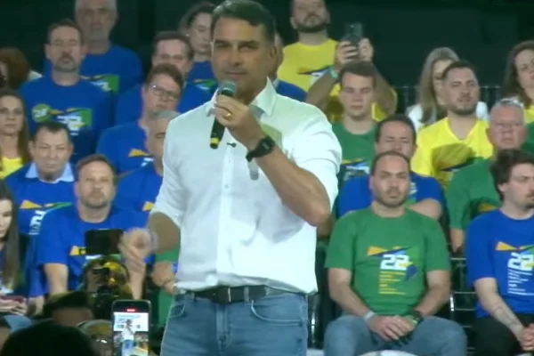 Flávio Bolsonaro reúne aliados em SP para gravar novo material de campanha