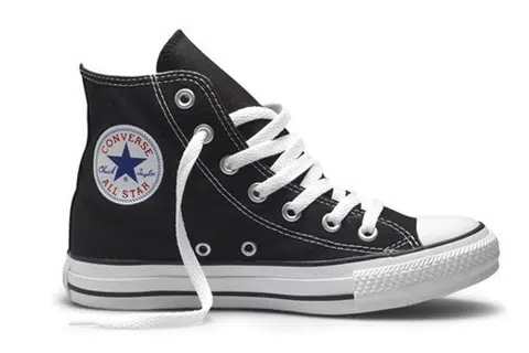 Converse remove anúncio de tênis que gerou comparações com imagens do KKK