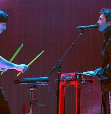 Josh Dun e Tyler Joseph, do Twenty One Pilots, se apresentam no palco durante o iHeartRadio ALTer EGO, em janeiro de 2026 Foto: Kevin Winter/Getty Images para o iHeartRadio / Rolling Stone Brasil
