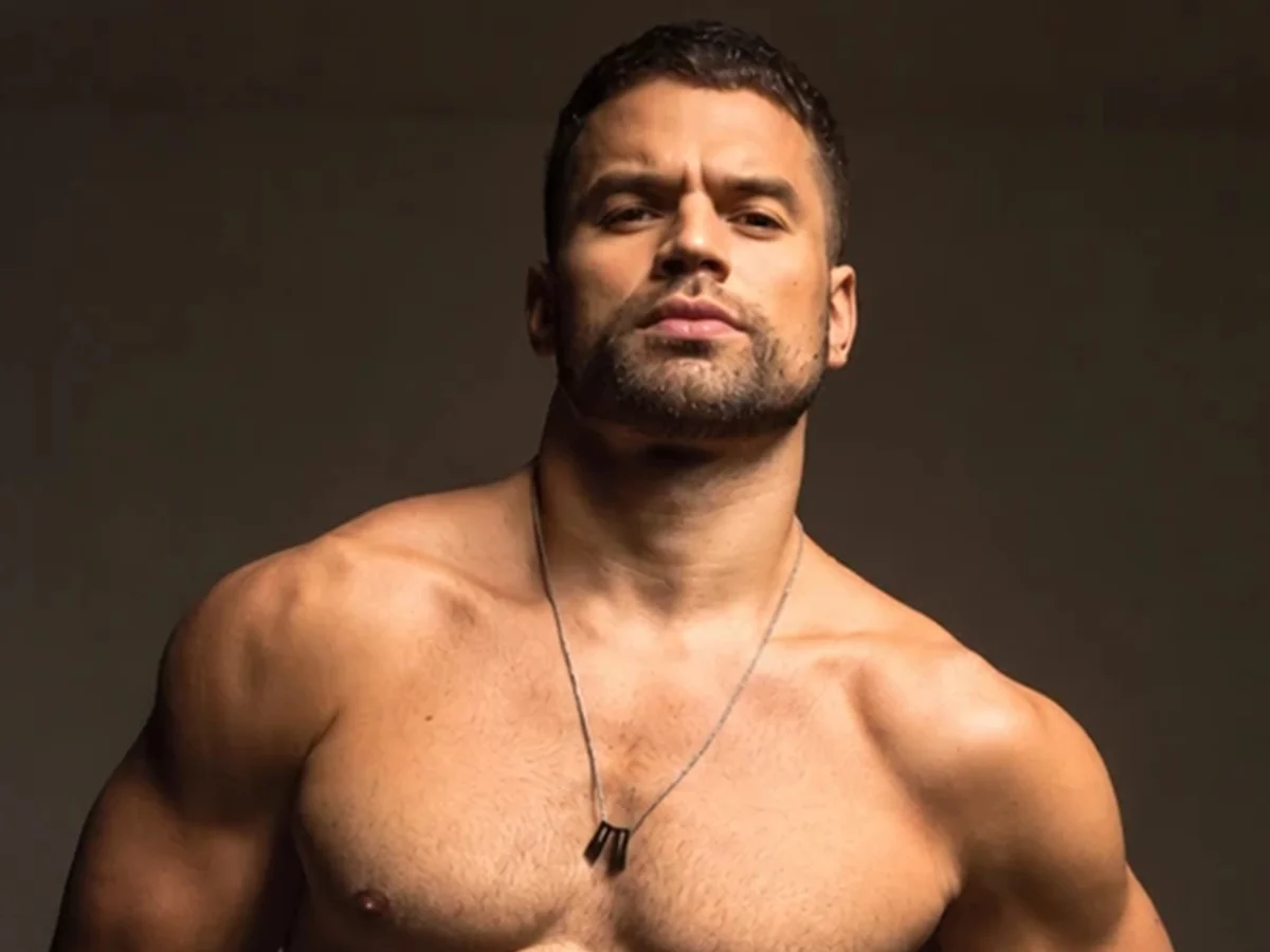 Quem é Vitor Gadelha, ator e modelo de filme erótico com Marisa Orth