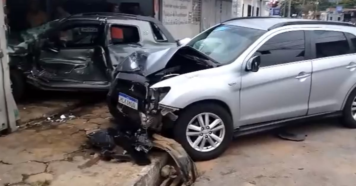 Mulher morre após idosa sofrer apagão e bater contra veículo dela em MG; bebê que estava no carro sobreviveu