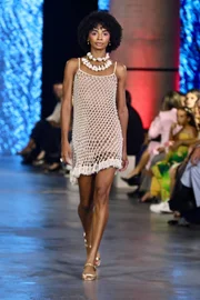 Mikaela Gomes, veterana do Metrópoles Catwalk, brilha no 3º dia de desfiles